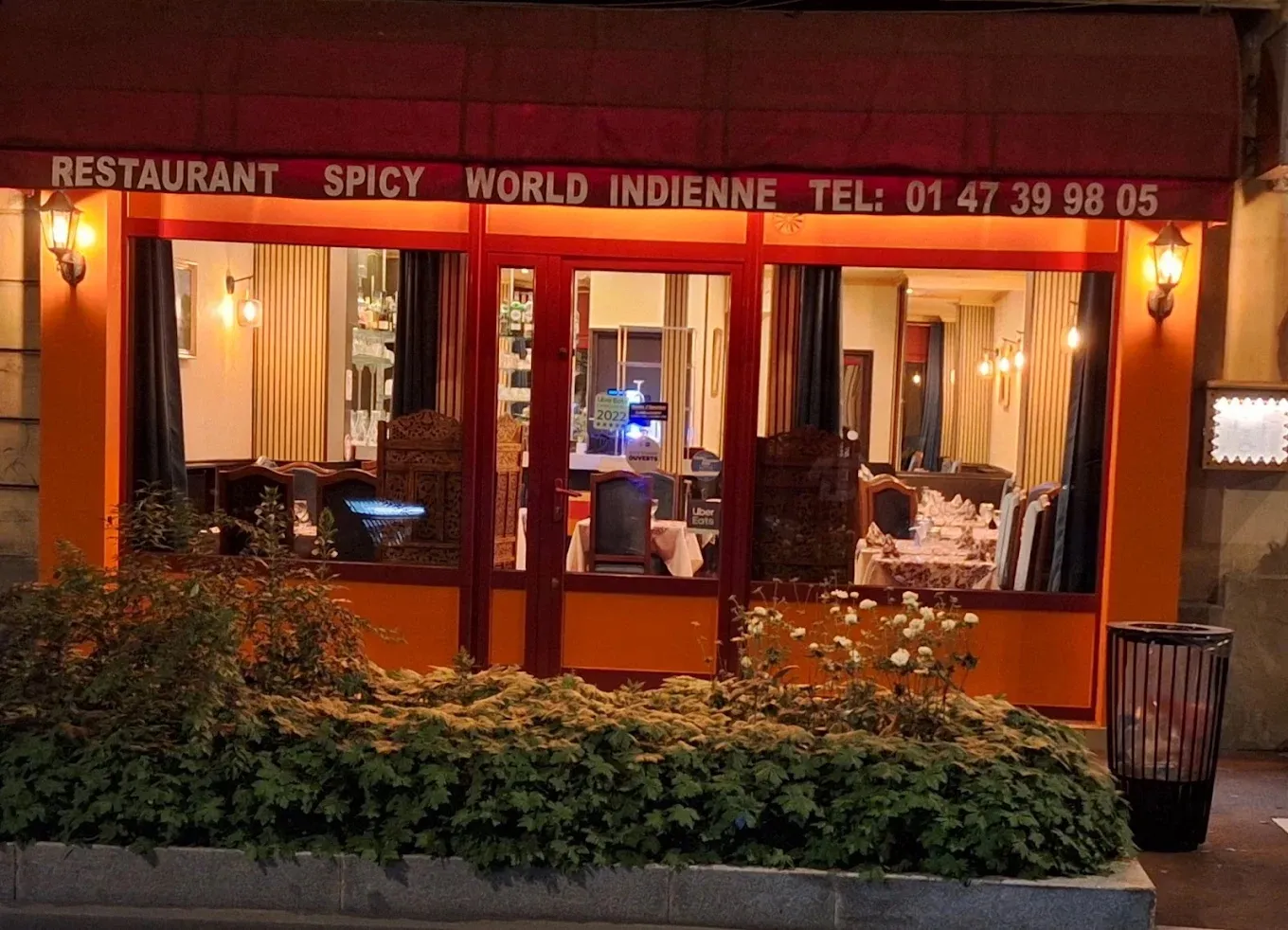 Devanture éclairée du restaurant Spicy World, 109 rue Henri Barbusse, le soir.