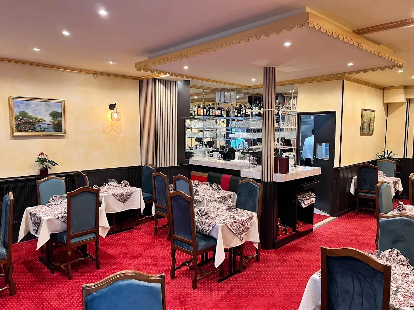 La salle du restaurant Spicy World à Clichy : tables dressées et bar en fond.
